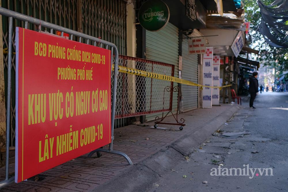 Hà Nội: Dựng rào cứng 2 mét phong tỏa khu tập thể ở phường Phố Huế liên quan 57 ca F0-2
