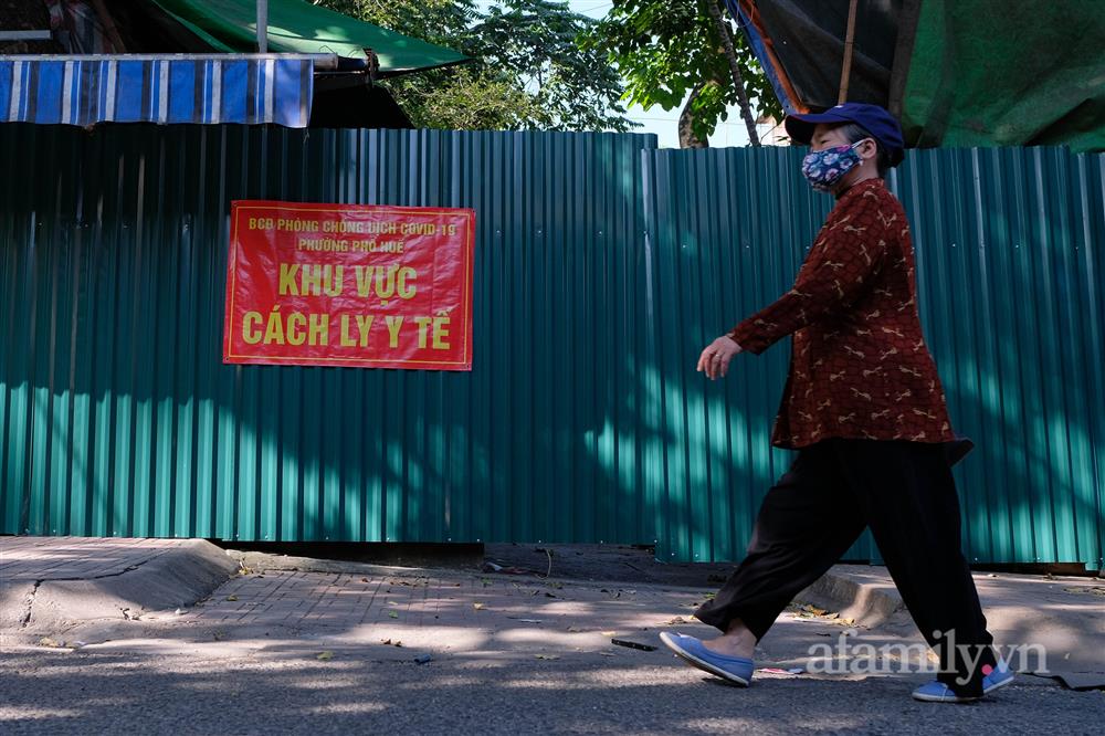 Hà Nội: Dựng rào cứng 2 mét phong tỏa khu tập thể ở phường Phố Huế liên quan 57 ca F0-3
