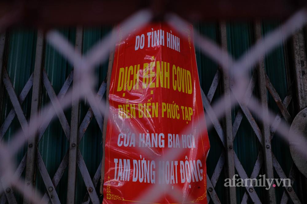 Hà Nội: Dựng rào cứng 2 mét phong tỏa khu tập thể ở phường Phố Huế liên quan 57 ca F0-4