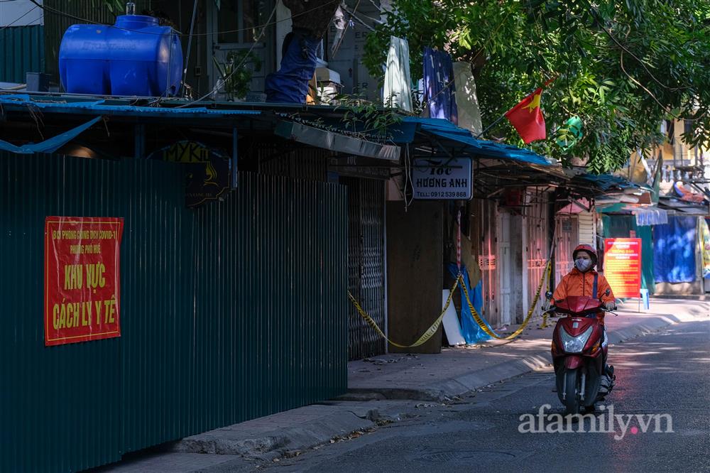 Hà Nội: Dựng rào cứng 2 mét phong tỏa khu tập thể ở phường Phố Huế liên quan 57 ca F0-5