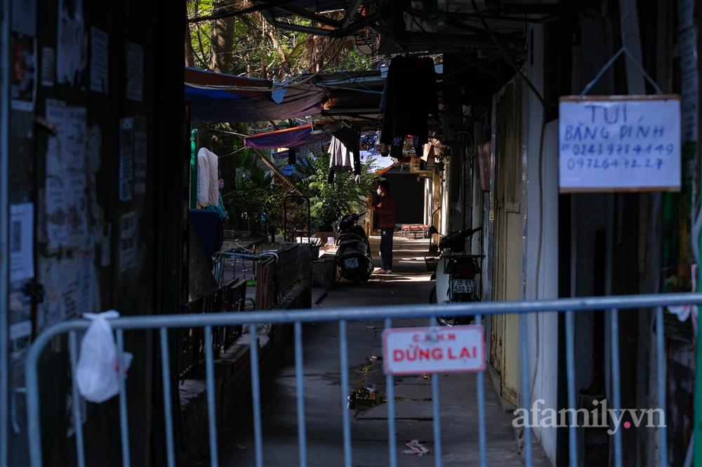 Hà Nội: Dựng rào cứng 2 mét phong tỏa khu tập thể ở phường Phố Huế liên quan 57 ca F0-6
