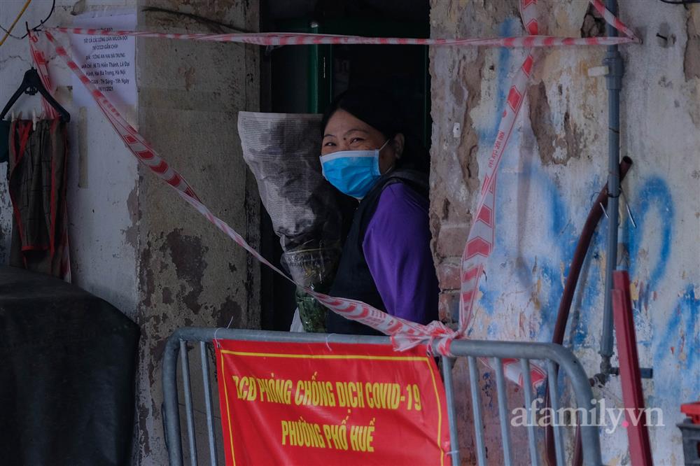 Hà Nội: Dựng rào cứng 2 mét phong tỏa khu tập thể ở phường Phố Huế liên quan 57 ca F0-7