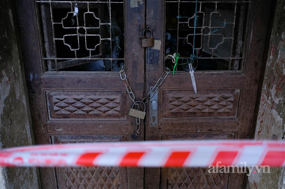 Hà Nội: Dựng rào cứng 2 mét phong tỏa khu tập thể ở phường Phố Huế liên quan 57 ca F0-8