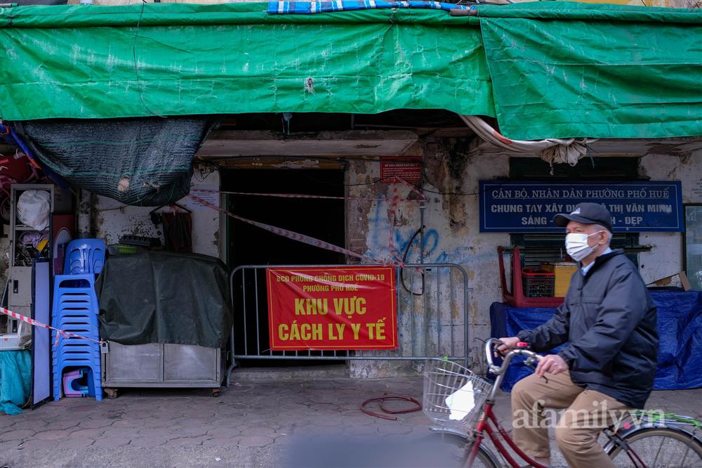 Hà Nội: Dựng rào cứng 2 mét phong tỏa khu tập thể ở phường Phố Huế liên quan 57 ca F0-9