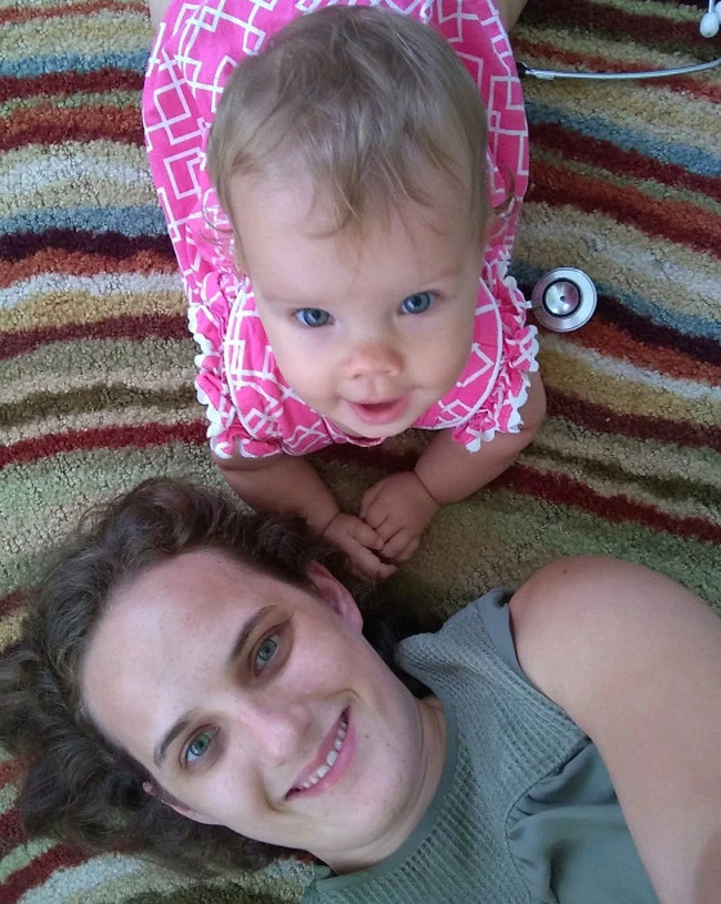 Mẹ mải xem điện thoại vứt con dưới đất, bức ảnh khiến người mẹ khủng hoảng vì bị chỉ trích thậm tệ, sự thật phía sau đáng xấu hổ hơn-2