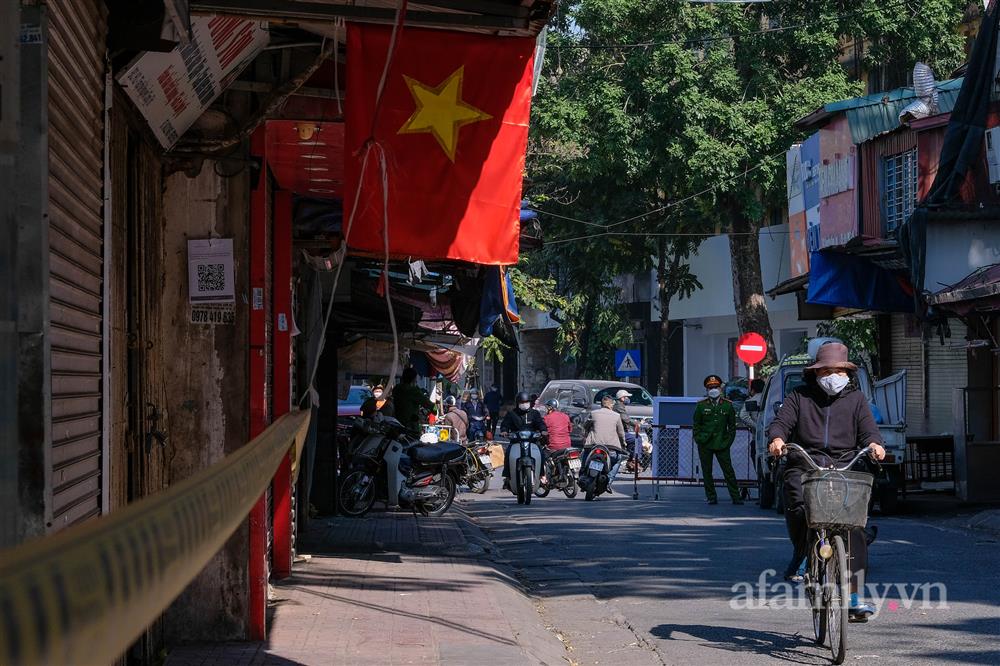 Hà Nội: Dựng rào cứng 2 mét phong tỏa khu tập thể ở phường Phố Huế liên quan 57 ca F0-12