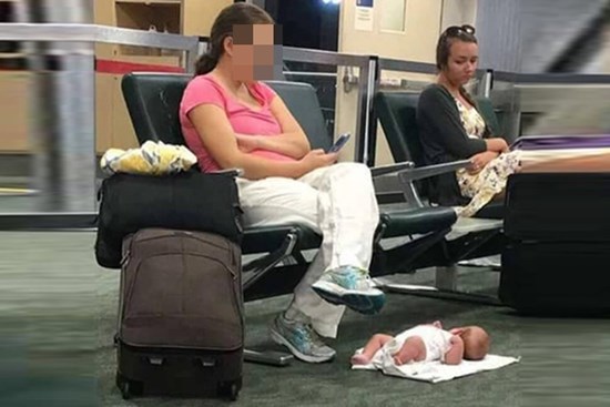 Mẹ mải xem điện thoại vứt con dưới đất, bức ảnh khiến người mẹ khủng hoảng vì bị chỉ trích thậm tệ, sự thật phía sau đáng xấu hổ hơn