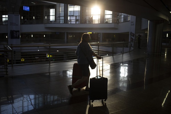 Omicron: 2 chuyến bay đang khiến châu Âu phải đối mặt với sự đe dọa của siêu biến thể Covid đáng sợ nhất-1