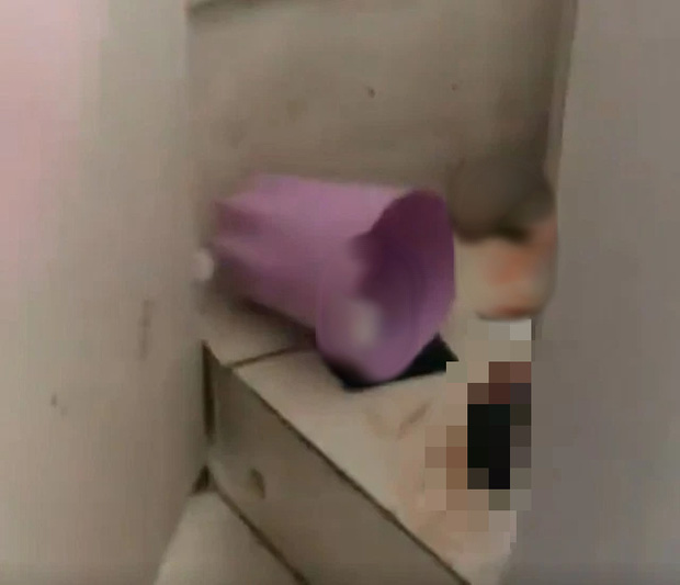 Thấy có tiếng la hét trong nhà vệ sinh, thầy giáo bước vào thì phát hiện cảnh tượng ám ảnh cả đời-2