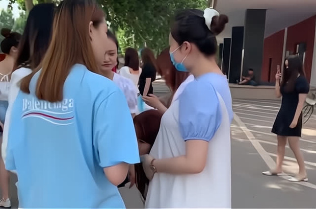 Thấy có tiếng la hét trong nhà vệ sinh, thầy giáo bước vào thì phát hiện cảnh tượng ám ảnh cả đời-4