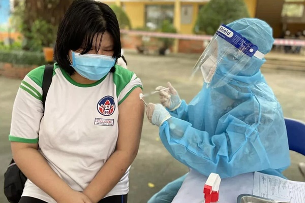 86 học sinh cấp 3 bị chóng mặt, buồn nôn, ớn lạnh... sau tiêm vắc xin đã được xuất viện-2