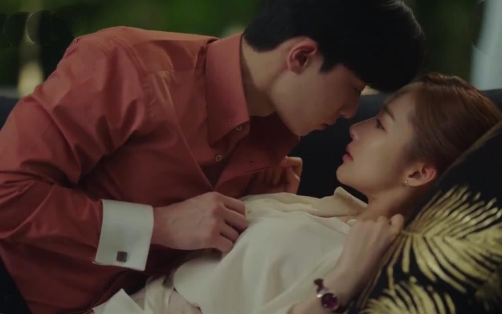 Tôi và người lái xe vừa ngã xuống giường, chồng bất ngờ đạp cửa xông vào, hóa ra là có âm mưu từ trước-1