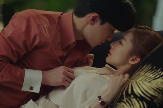 Tôi và người lái xe vừa ngã xuống giường, chồng bất ngờ đạp cửa xông vào, hóa ra là có âm mưu từ trước