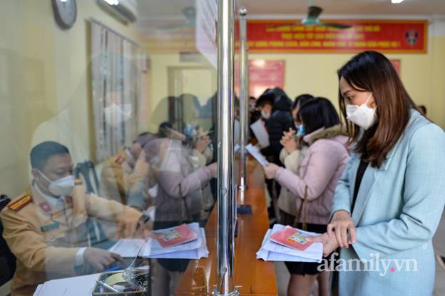 Xếp hàng đông nghịt, chờ đợi hàng tiếng đồng hồ để tiết kiệm 50% phí trước bạ, nhiều nơi quên cả giãn cách-1