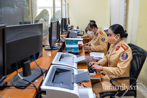 Xếp hàng đông nghịt, chờ đợi hàng tiếng đồng hồ để tiết kiệm 50% phí trước bạ, nhiều nơi quên cả giãn cách-3