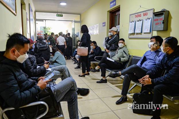 Xếp hàng đông nghịt, chờ đợi hàng tiếng đồng hồ để tiết kiệm 50% phí trước bạ, nhiều nơi quên cả giãn cách-11