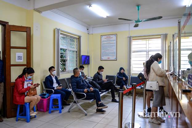 Xếp hàng đông nghịt, chờ đợi hàng tiếng đồng hồ để tiết kiệm 50% phí trước bạ, nhiều nơi quên cả giãn cách-12