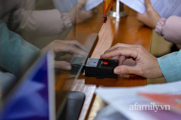 Xếp hàng đông nghịt, chờ đợi hàng tiếng đồng hồ để tiết kiệm 50% phí trước bạ, nhiều nơi quên cả giãn cách-14