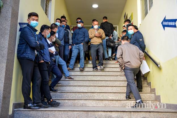 Xếp hàng đông nghịt, chờ đợi hàng tiếng đồng hồ để tiết kiệm 50% phí trước bạ, nhiều nơi quên cả giãn cách-5