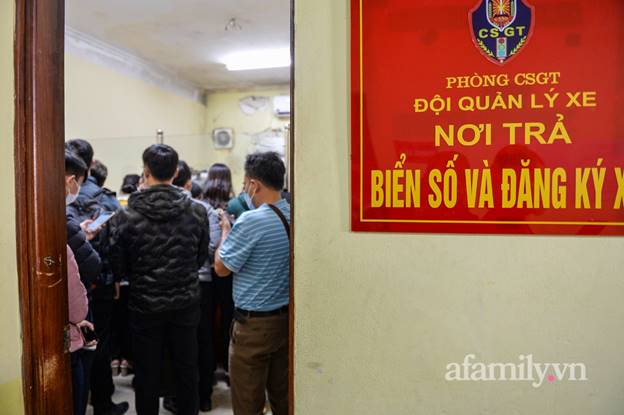 Xếp hàng đông nghịt, chờ đợi hàng tiếng đồng hồ để tiết kiệm 50% phí trước bạ, nhiều nơi quên cả giãn cách-7