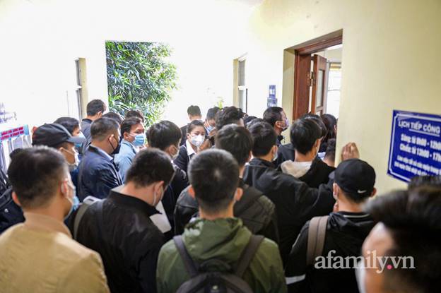 Xếp hàng đông nghịt, chờ đợi hàng tiếng đồng hồ để tiết kiệm 50% phí trước bạ, nhiều nơi quên cả giãn cách-9