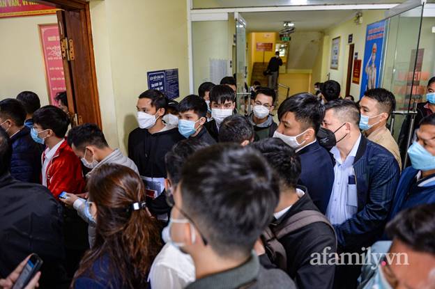 Xếp hàng đông nghịt, chờ đợi hàng tiếng đồng hồ để tiết kiệm 50% phí trước bạ, nhiều nơi quên cả giãn cách-10