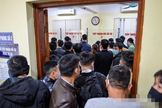 Xếp hàng đông nghịt, chờ đợi hàng tiếng đồng hồ để 