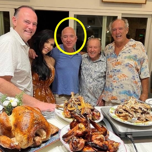 Bạn gái khoe ảnh đốt mắt dư luận, tỷ phú Amazon có phản ứng lạ khiến nhiều người nghi ngờ-3