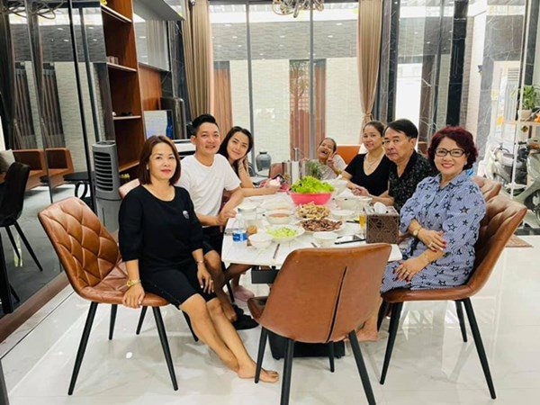 Trang trí biệt thự chuẩn bị đón Noel, chồng Hải Băng được khen không ngớt vì khéo tay hay làm-1