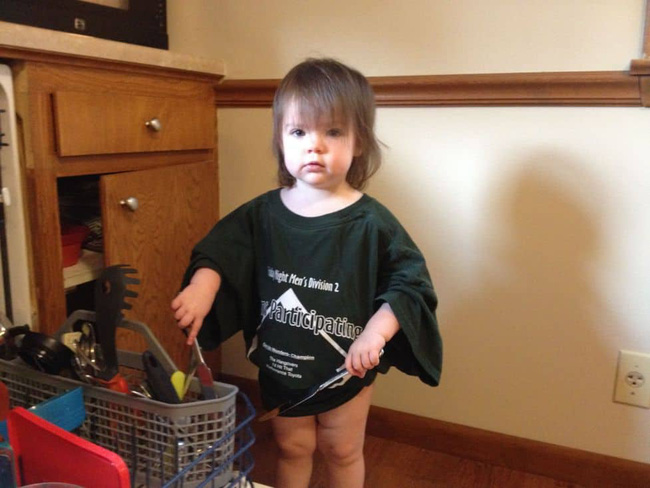 Mẹ dửng dưng nhìn con gái ăn hành tây sống giàn giụa nước mắt, hành động bị gắn mác máu lạnh lại là cách dạy con đáng ngưỡng mộ-1