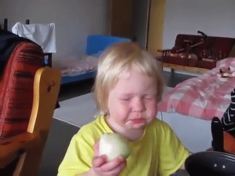 Mẹ dửng dưng nhìn con gái ăn hành tây sống giàn giụa nước mắt, hành động bị gắn mác máu lạnh lại là cách dạy con đáng ngưỡng mộ-3