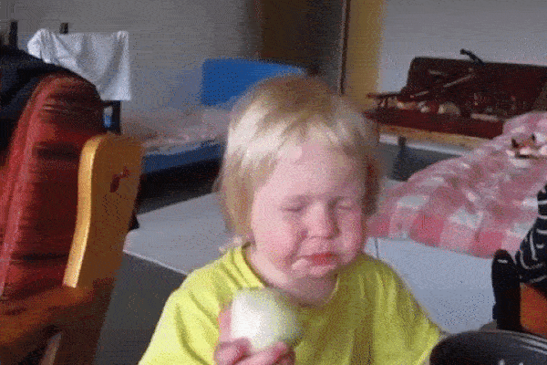 Mẹ dửng dưng nhìn con gái ăn hành tây sống giàn giụa nước mắt, hành động bị gắn mác 