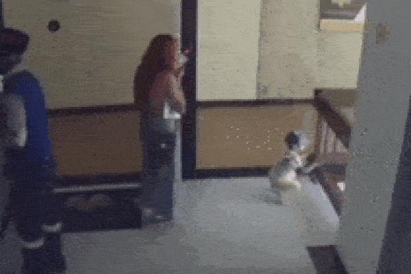 Người mẹ phản xạ nhanh như chớp, cứu con thoát khỏi cú ngã từ lan can tầng 4