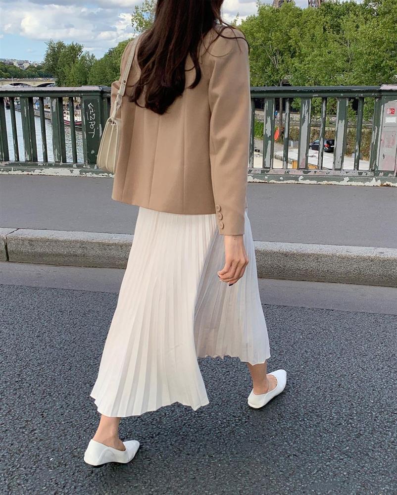 Chân váy xếp ly vẫn siêu hot, và đây là 12 cách diện sang chảnh tuyệt không sợ lỗi mốt-3