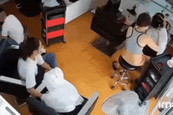 Vờ hỏi làm tóc, cô gái giở thủ đoạn móc túi cực tinh vi ngay trước mặt chủ tiệm