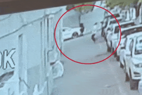 Người phụ nữ ngã ngửa, đập đầu xuống đất từ yên sau xe: Nguyên nhân khiến tất cả rùng mình-1