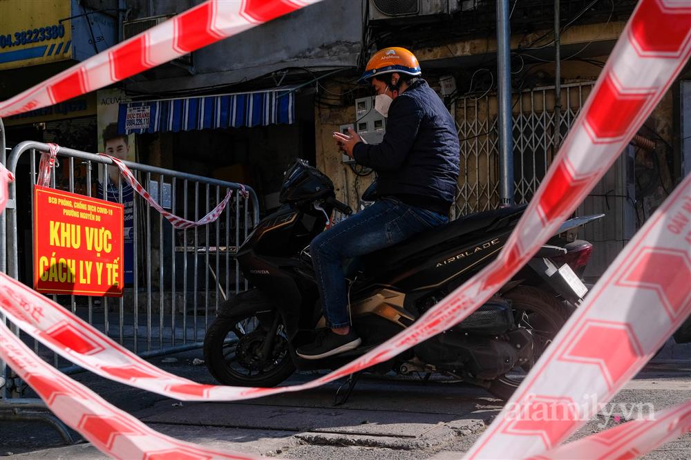 Ca mắc mới COVID-19 tăng mỗi ngày, Hà Nội lại giăng dây khắp lối sau gần 2 tháng bình thường mới-14