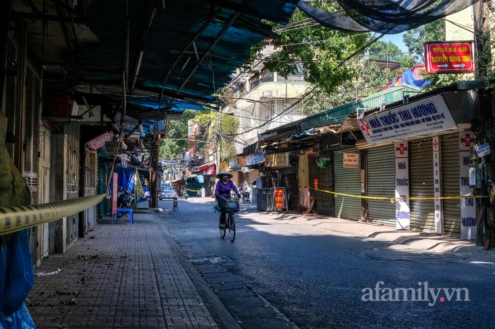 Ca mắc mới COVID-19 tăng mỗi ngày, Hà Nội lại giăng dây khắp lối sau gần 2 tháng bình thường mới-9