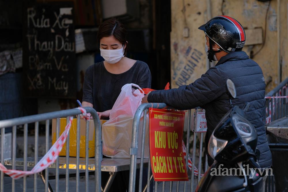 Ca mắc mới COVID-19 tăng mỗi ngày, Hà Nội lại giăng dây khắp lối sau gần 2 tháng bình thường mới-16