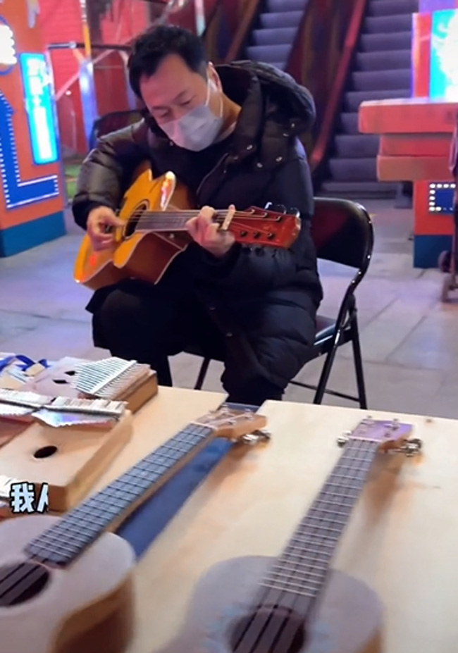 Nam diễn viên nổi tiếng một thời bị phát hiện ngồi vỉa hè bán hàng rong, đánh đàn dạo kiếm tiền?-1