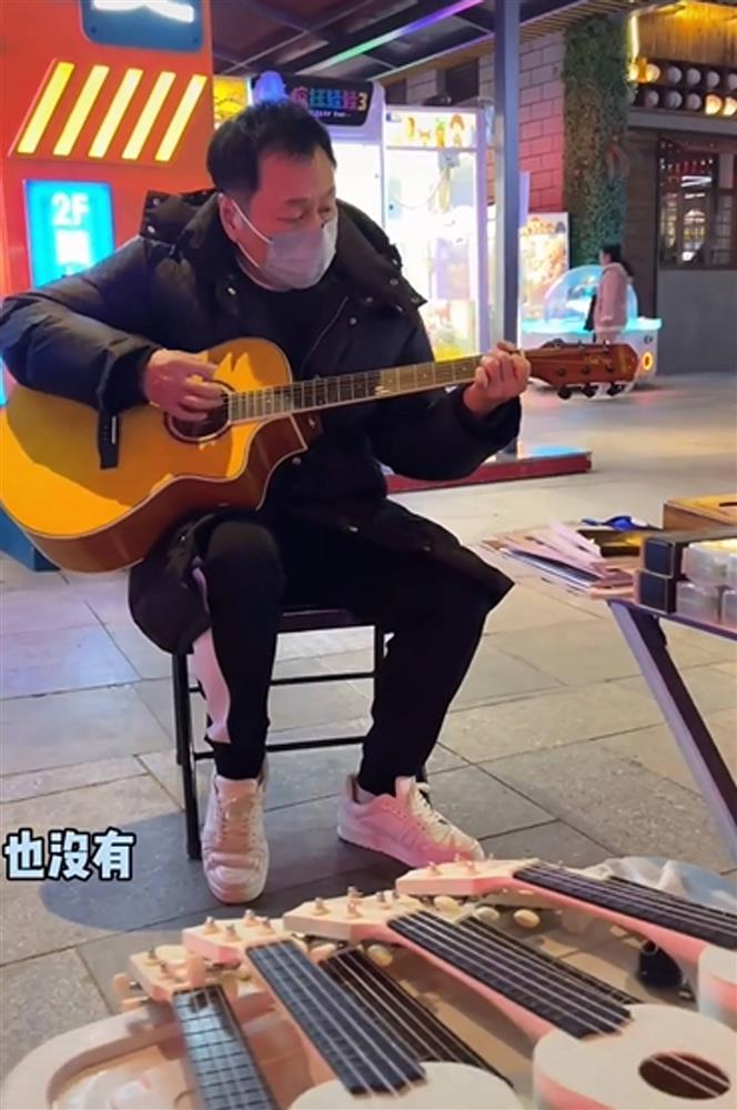 Nam diễn viên nổi tiếng một thời bị phát hiện ngồi vỉa hè bán hàng rong, đánh đàn dạo kiếm tiền?-2