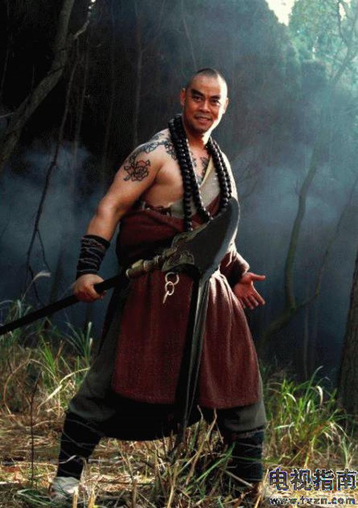 Lỗ Trí Thâm tuổi U50 cơ bắp vẫn cuồn cuộn, đi xe sang, ở biệt thự bên vợ đẹp kém 21 tuổi-4