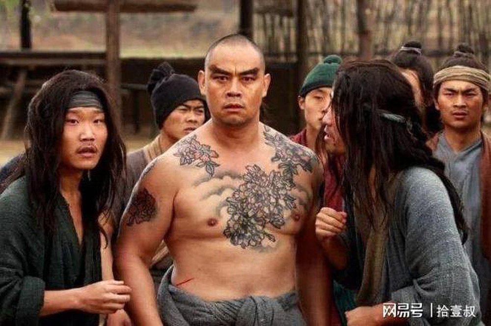 Lỗ Trí Thâm tuổi U50 cơ bắp vẫn cuồn cuộn, đi xe sang, ở biệt thự bên vợ đẹp kém 21 tuổi-6