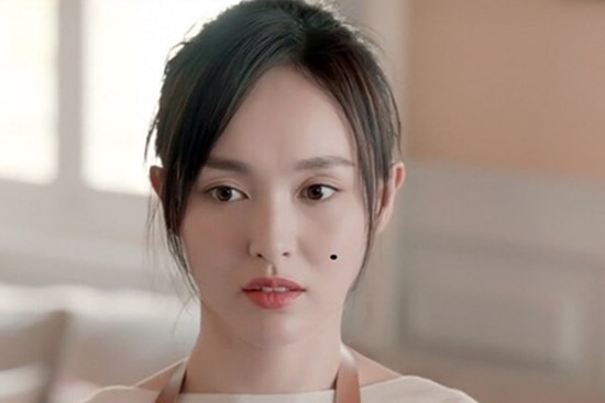 Đi ăn cùng bạn trai, lúc về phục vụ của quán bỗng gọi em ra thì thầm một điều khiến em bàng hoàng