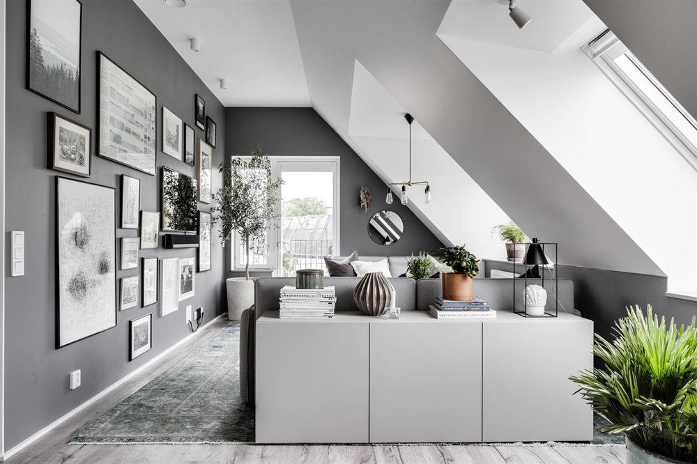 Căn hộ áp mái màu trắng xám lạ mắt, điểm hạn chế biến thành nét ấn tượng riêng-2