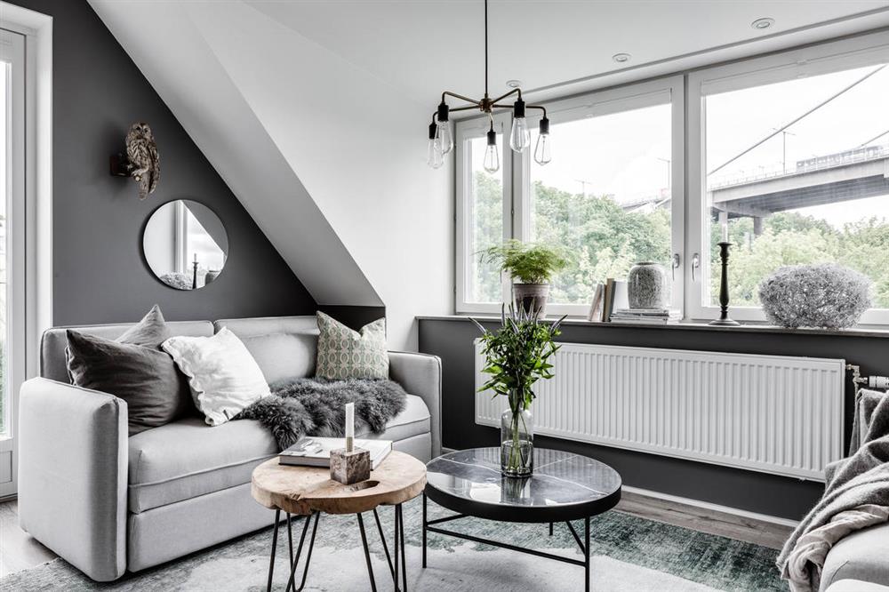 Căn hộ áp mái màu trắng xám lạ mắt, điểm hạn chế biến thành nét ấn tượng riêng-3