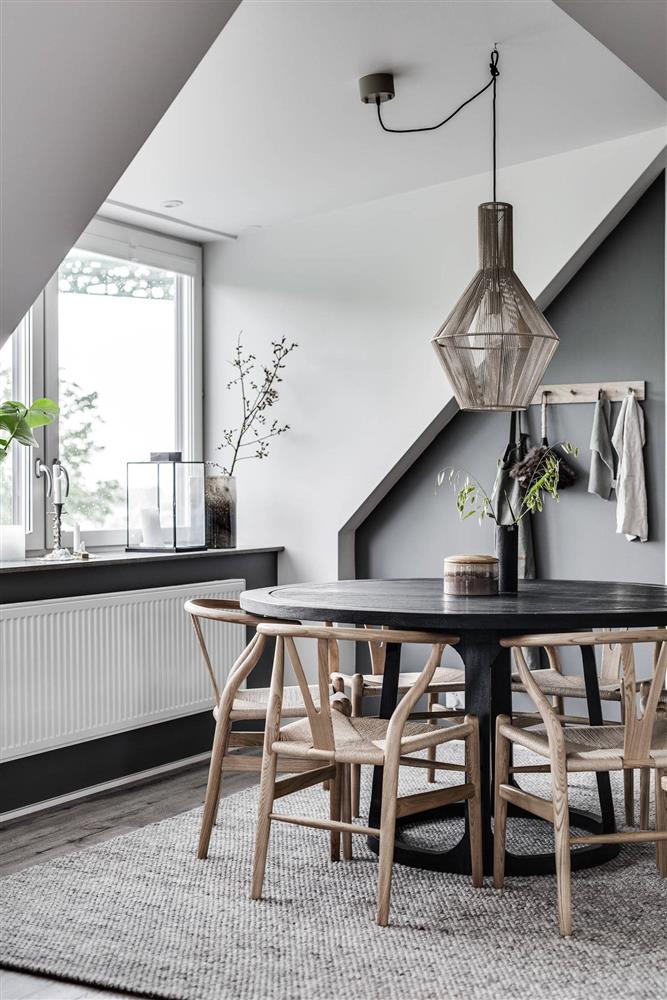 Căn hộ áp mái màu trắng xám lạ mắt, điểm hạn chế biến thành nét ấn tượng riêng-9