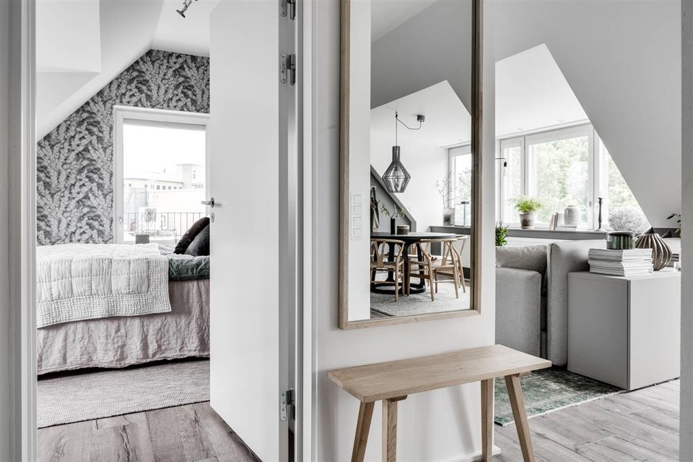 Căn hộ áp mái màu trắng xám lạ mắt, điểm hạn chế biến thành nét ấn tượng riêng-12