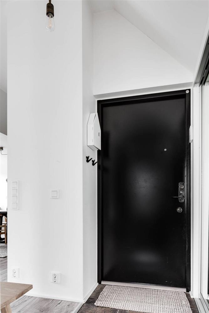 Căn hộ áp mái màu trắng xám lạ mắt, điểm hạn chế biến thành nét ấn tượng riêng-14