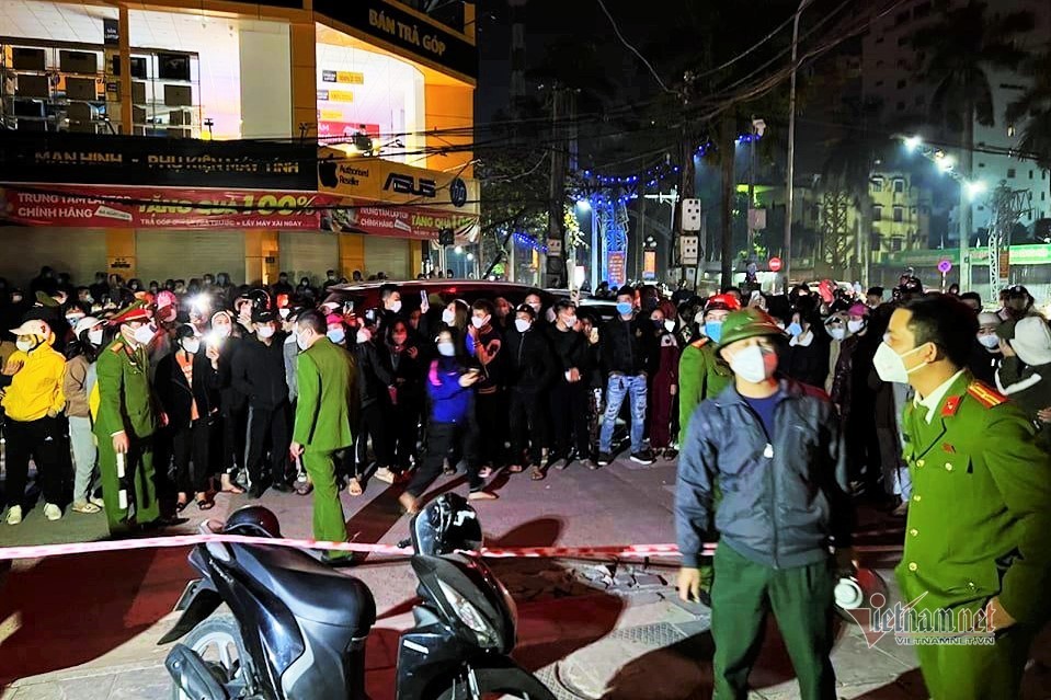 Công an trắng đêm khám shop nơi nữ sinh Thanh Hóa trộm váy bị hành hạ-1